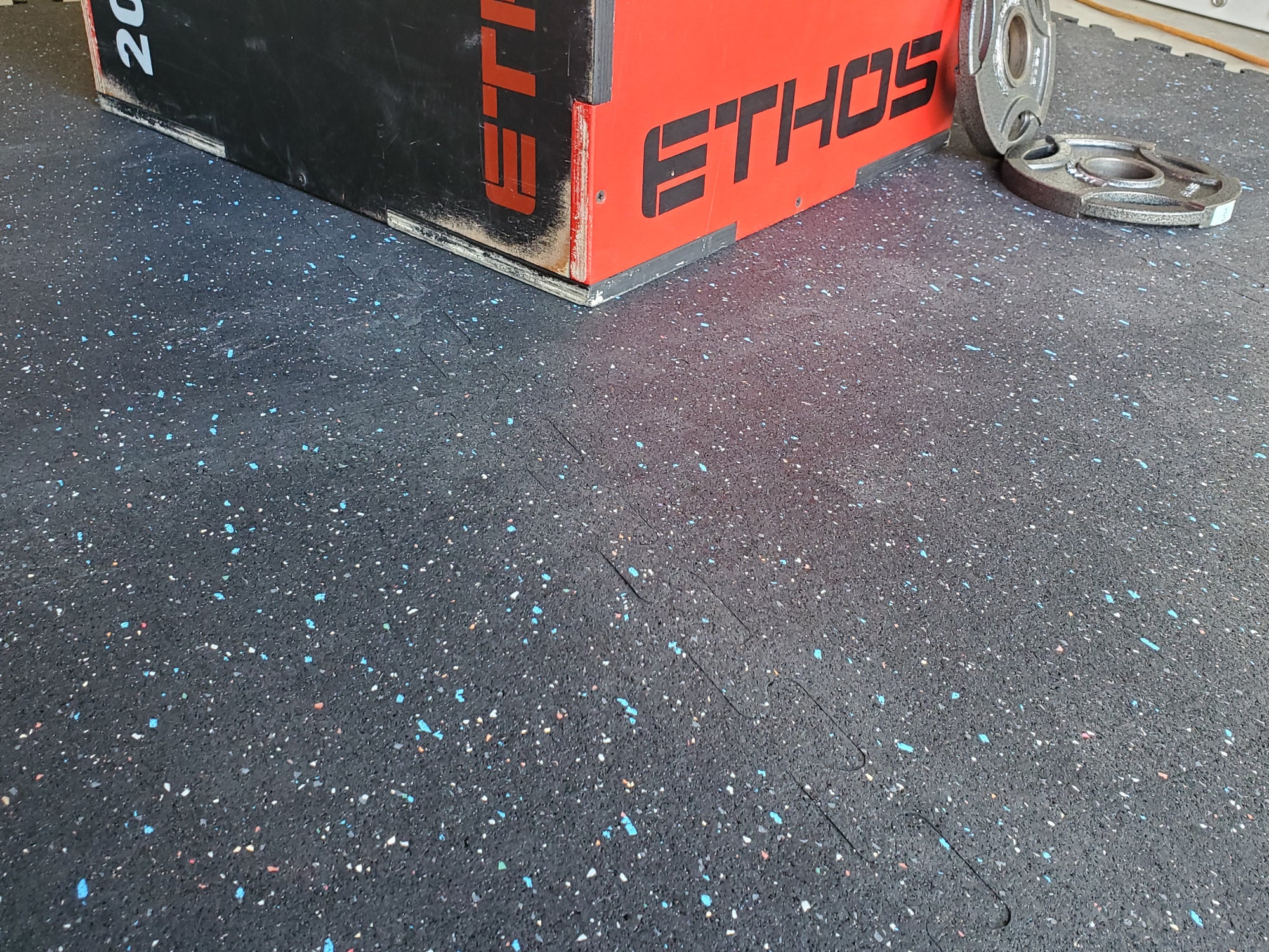 INTERLOCKING RUBBER GYM TILES - Confetti Black