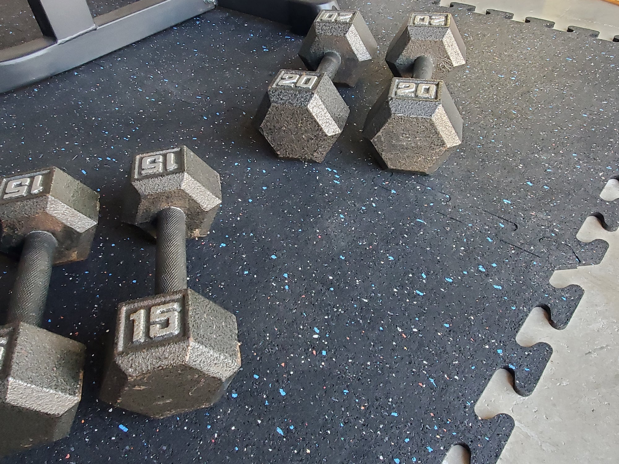 INTERLOCKING RUBBER GYM TILES
