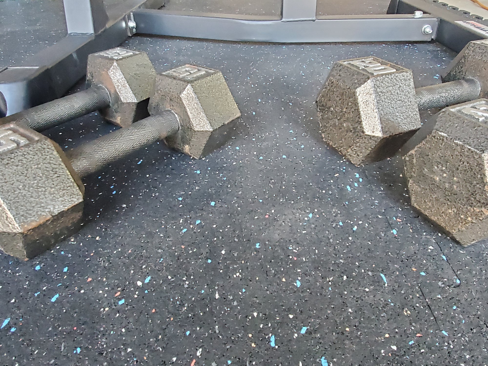 INTERLOCKING RUBBER GYM TILES - Confetti Black